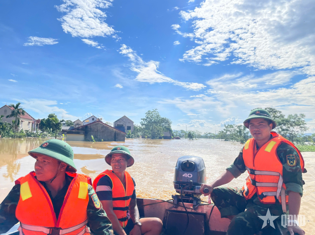 Vững vàng vượt nước dữ giúp dân